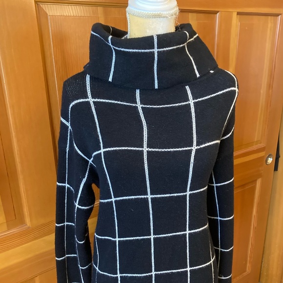 NWT, Lavishly Paris Women's Black Grid Pattern Turtleneck  Sweater. - Picture 6 of 16